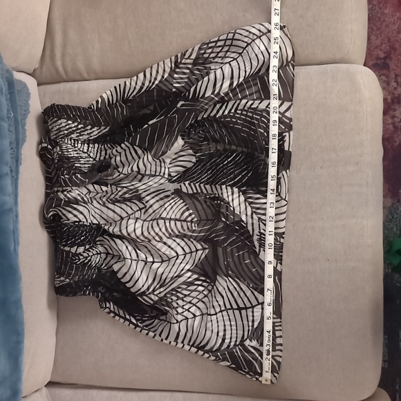 WHBM 100% silk Flowy Tropical Leaf print White /Black Halter Tube top - Picture 9 of 12